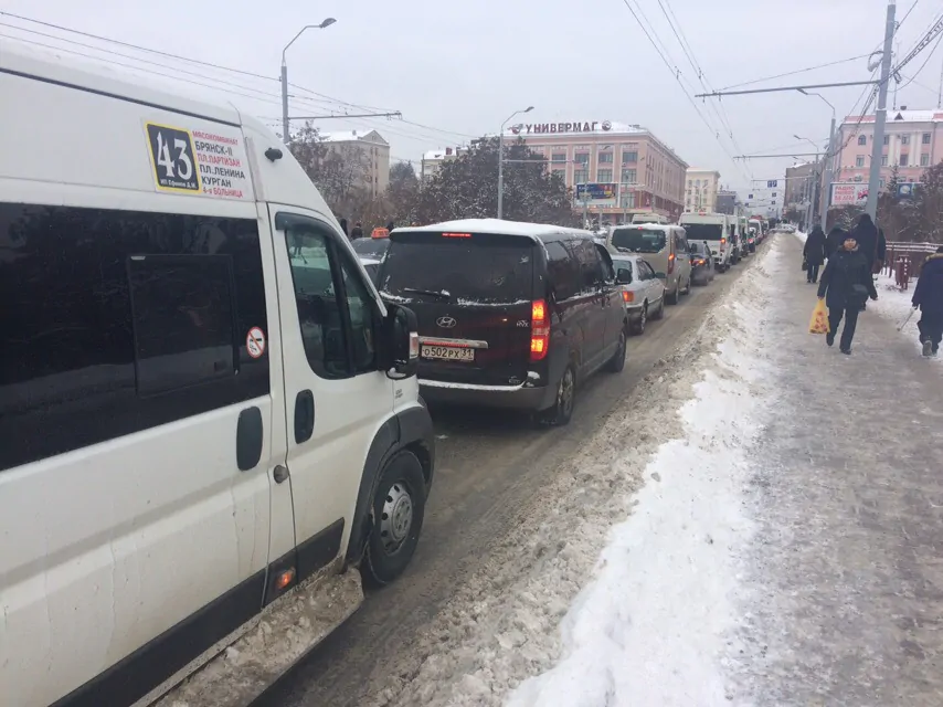 Сломавшийся светофор парализовал движение в центре Брянска
