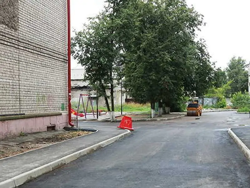 В Брянске продолжается благоустройство дворов в Бежицком районе