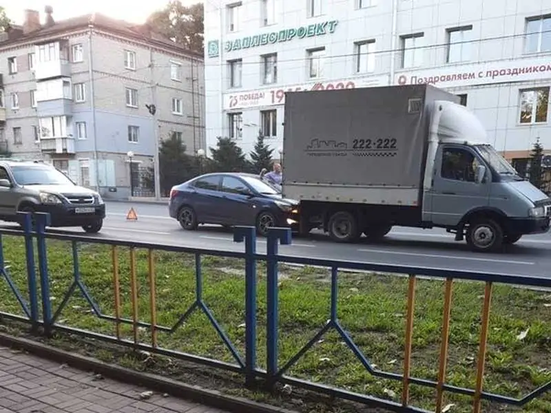 В Брянске легковушка врезалась в грузовое такси