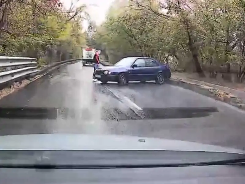 В Брянске легковушка перекрыла дорогу на улице Красноармейской