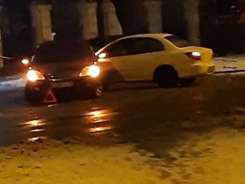 Два легковых автомобиля столкнулись в Брянске на Комсомольской