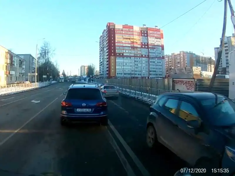 В Брянске автохаму на иномарке предложили выкинуть свои водительские права