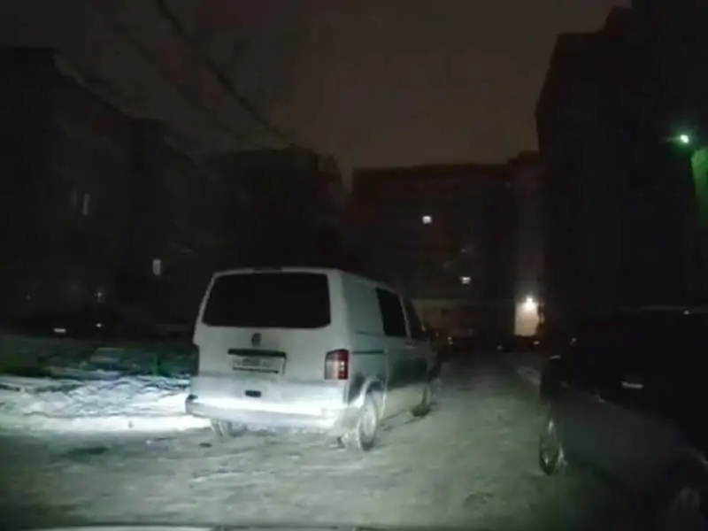 В Брянске водитель фургона встал поперек дороги