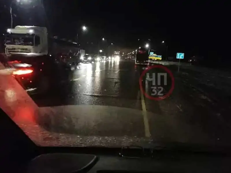Под Брянском с двумя фурами случилось неприятное ЧП