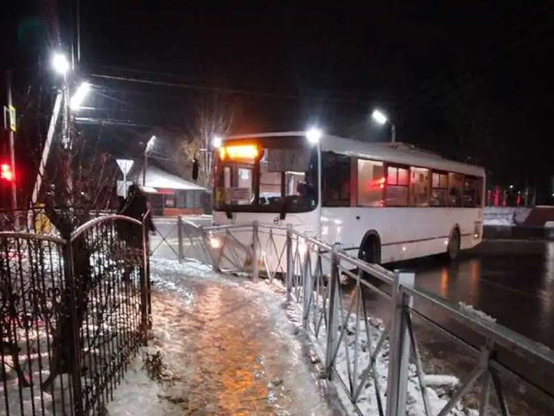 В Брянске автобус №7 протаранил забор возле Свенского моныстыря