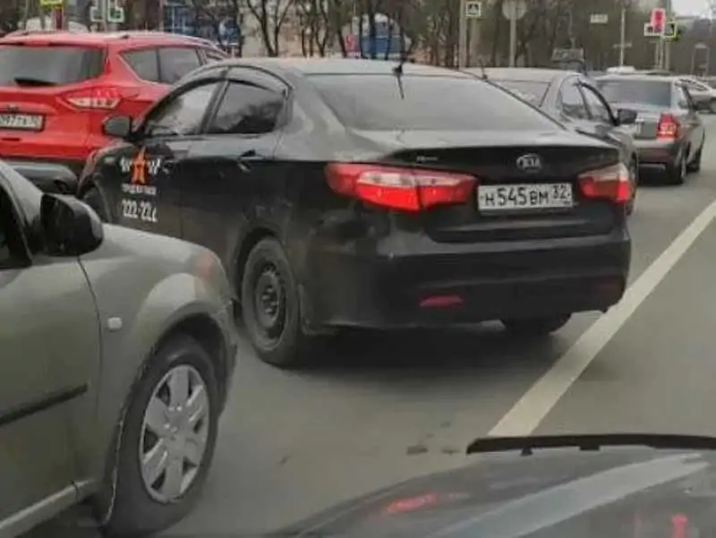 В Брянске сняли на видео наглого водителя такси