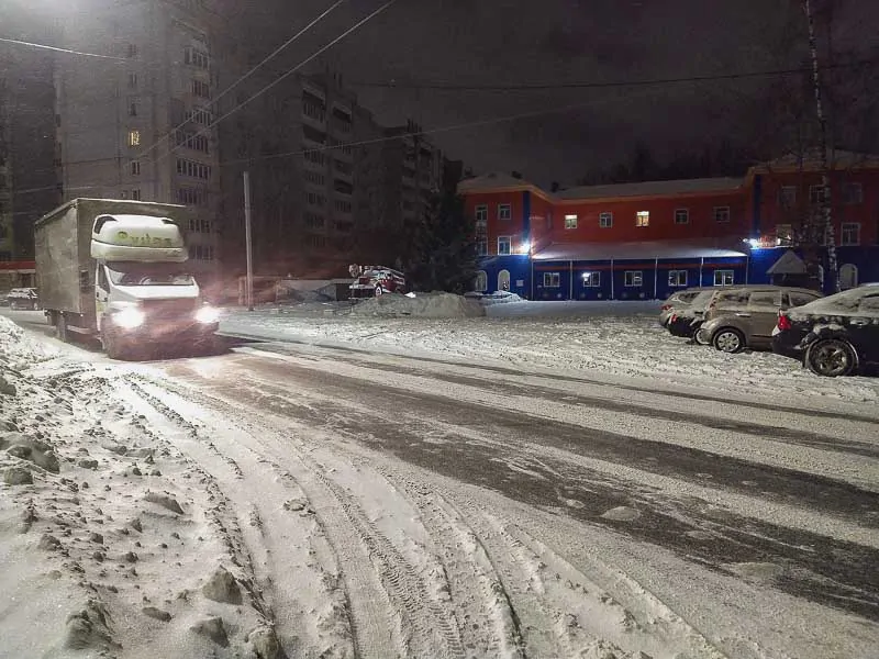 Брянск, ночь, улица, фонарь... а где уборка?