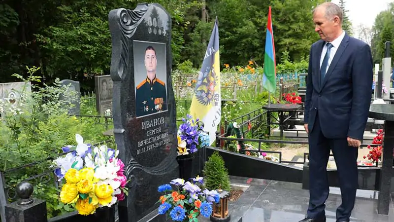 Александр Макаров почтил память руководителей Брянщины, посетив их места упокоения и возложив цветы