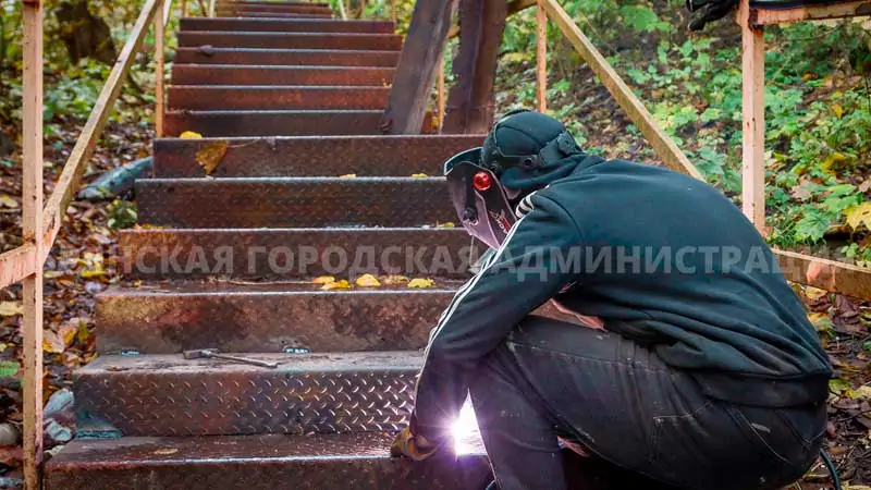 Перила у памятника артиллеристам в Брянске восстановлены